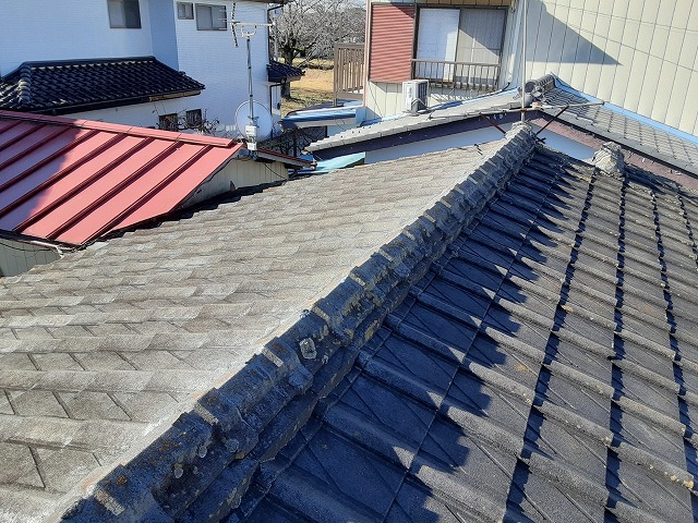 行方市で平屋の葺き替え工事にコロニアルを使用して屋根の軽量化
